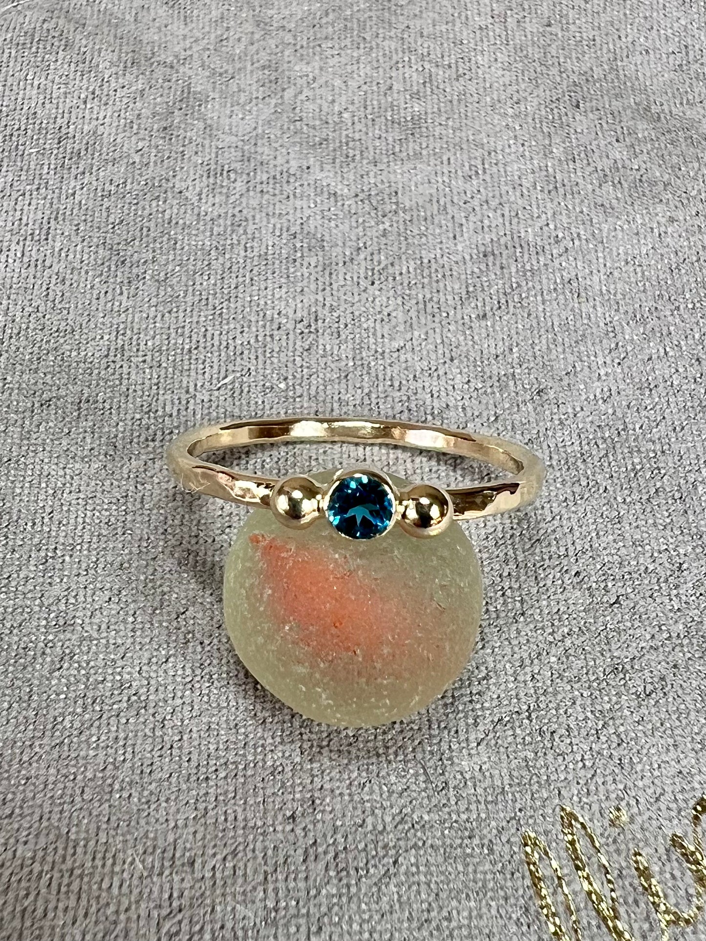 9ct yellow gold & London blue topaz ring - UK size P