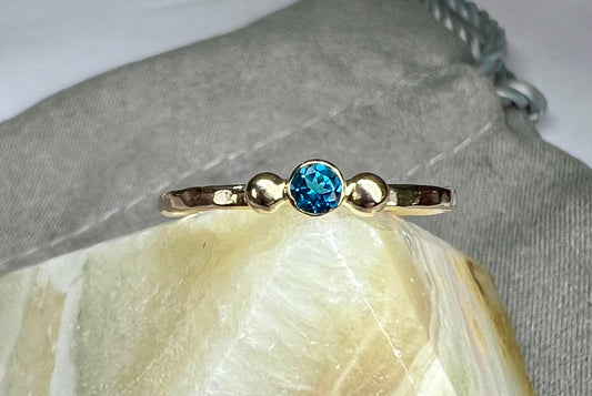 9ct yellow gold & London blue topaz ring - UK size P