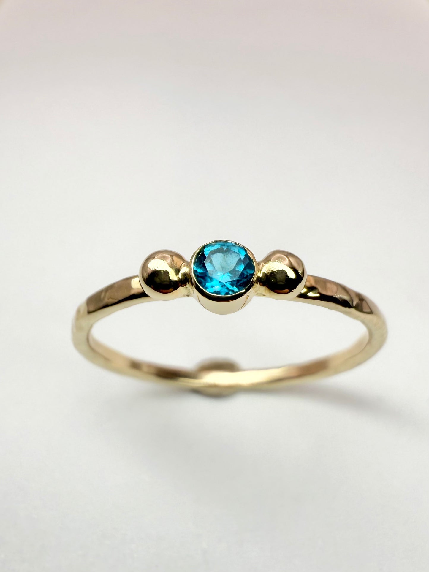 9ct yellow gold & London blue topaz ring - UK size P