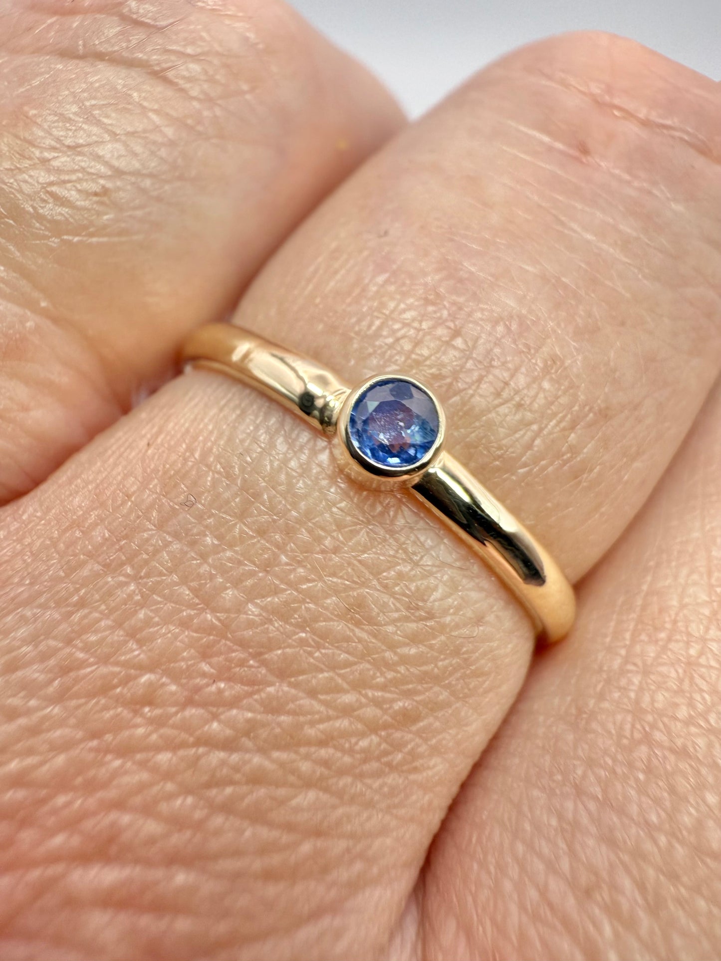 9ct yellow gold sapphire ring - size UK Q1/2