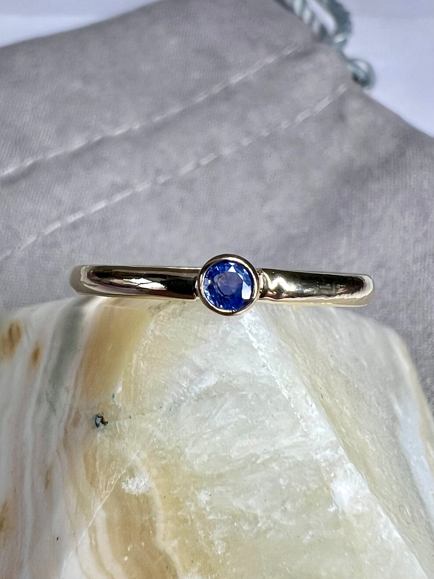 9ct yellow gold sapphire ring - size UK Q1/2