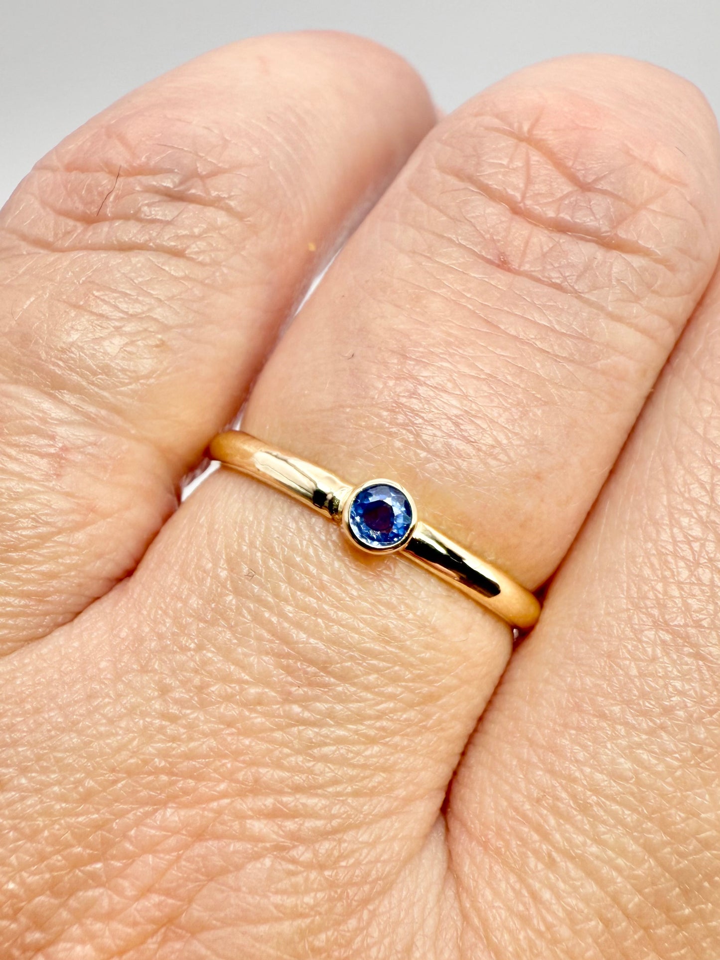 9ct yellow gold sapphire ring - size UK Q1/2