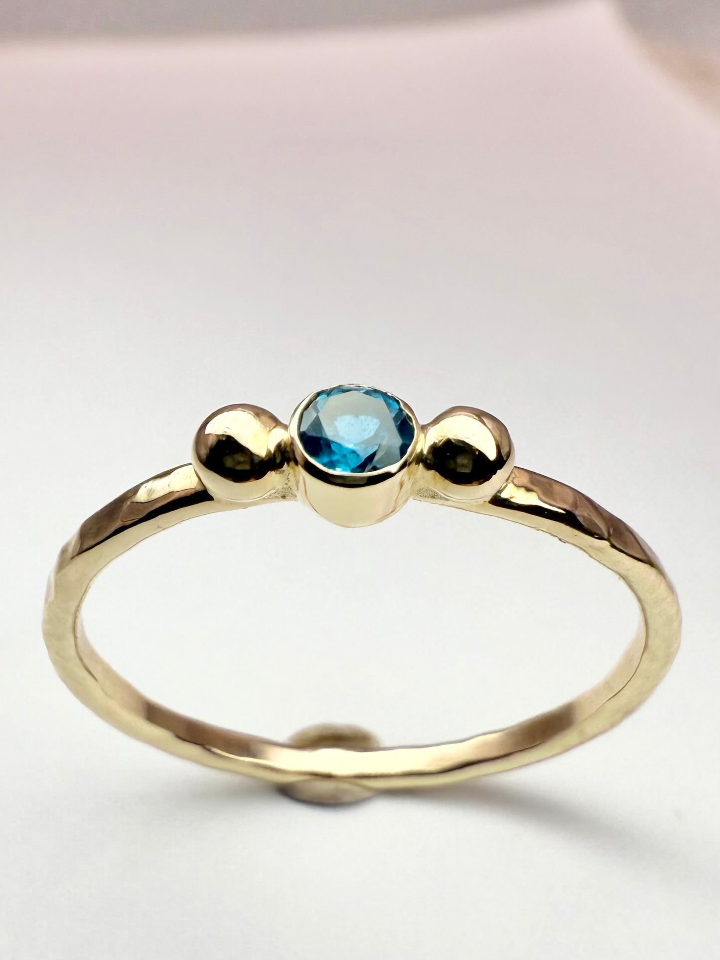 9ct yellow gold & London blue topaz ring - UK size P