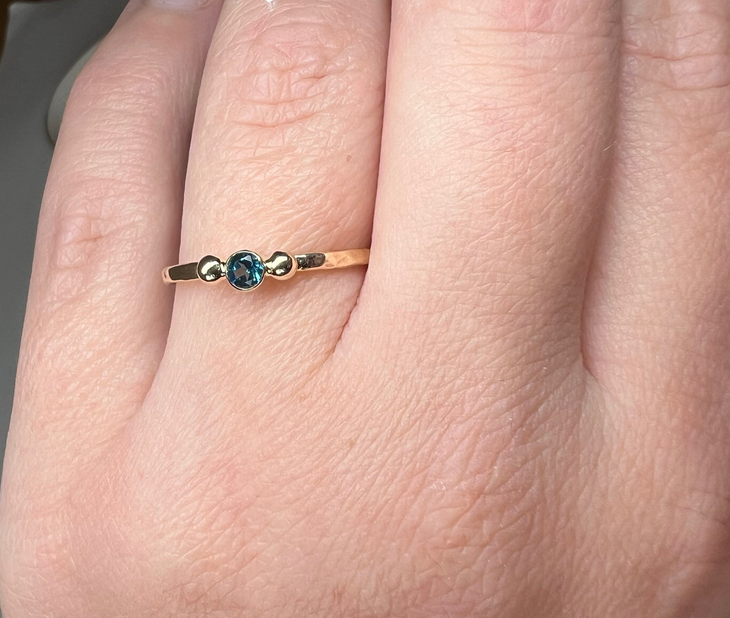 9ct yellow gold & London blue topaz ring - UK size P