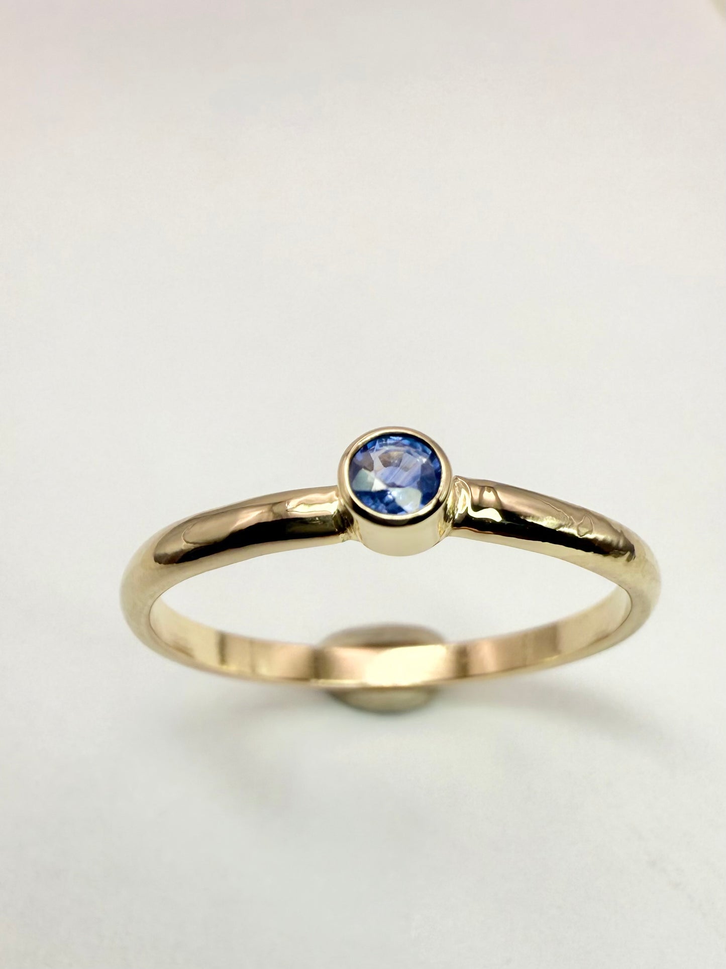 9ct yellow gold sapphire ring - size UK Q1/2