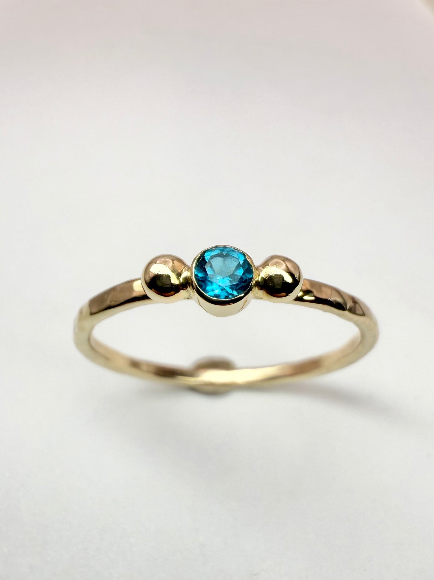 9ct yellow gold & London blue topaz ring - UK size P
