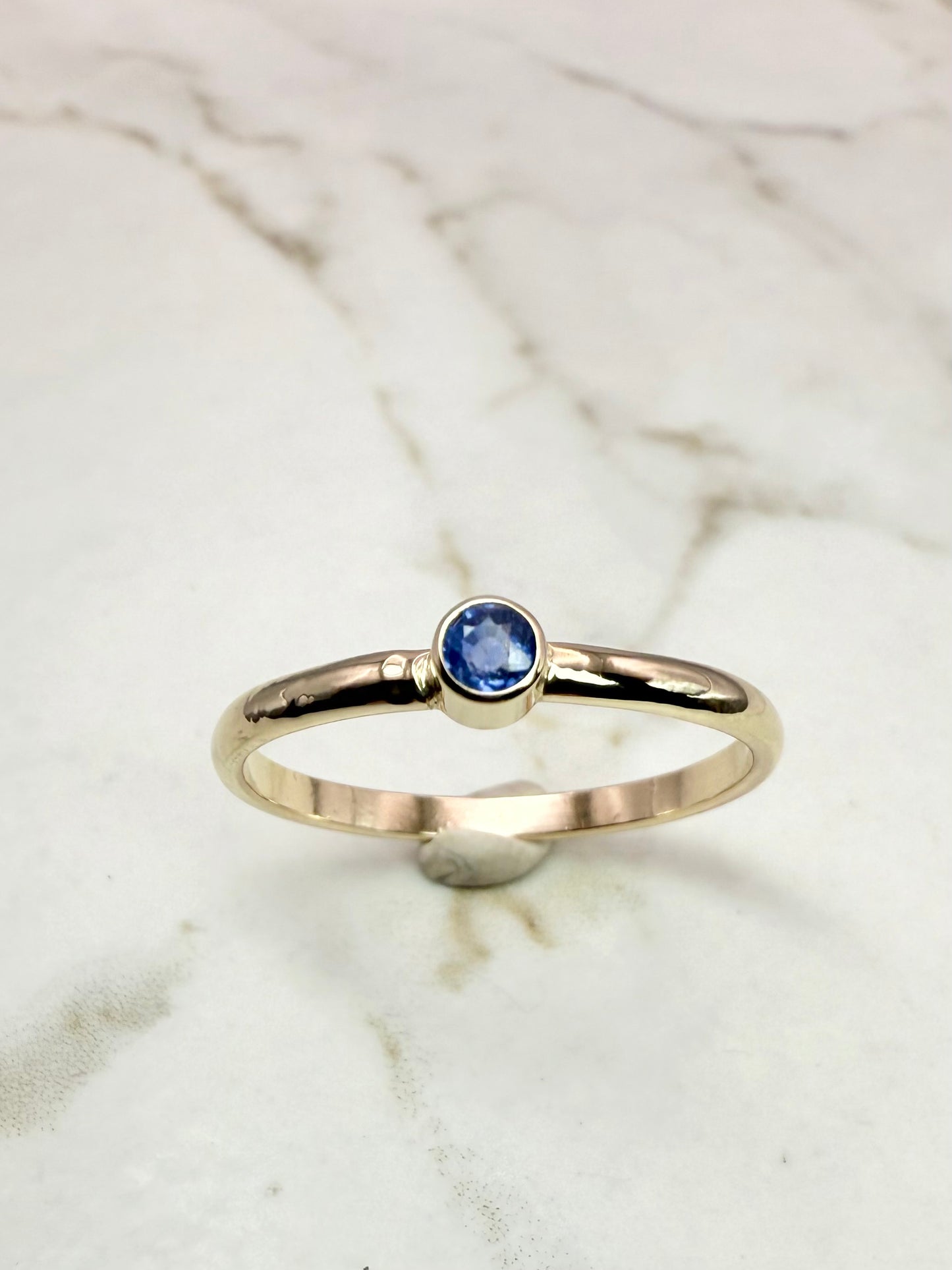 9ct yellow gold sapphire ring - size UK Q1/2