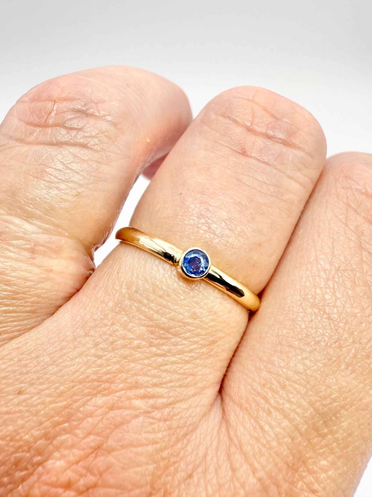 9ct yellow gold sapphire ring - size UK Q1/2