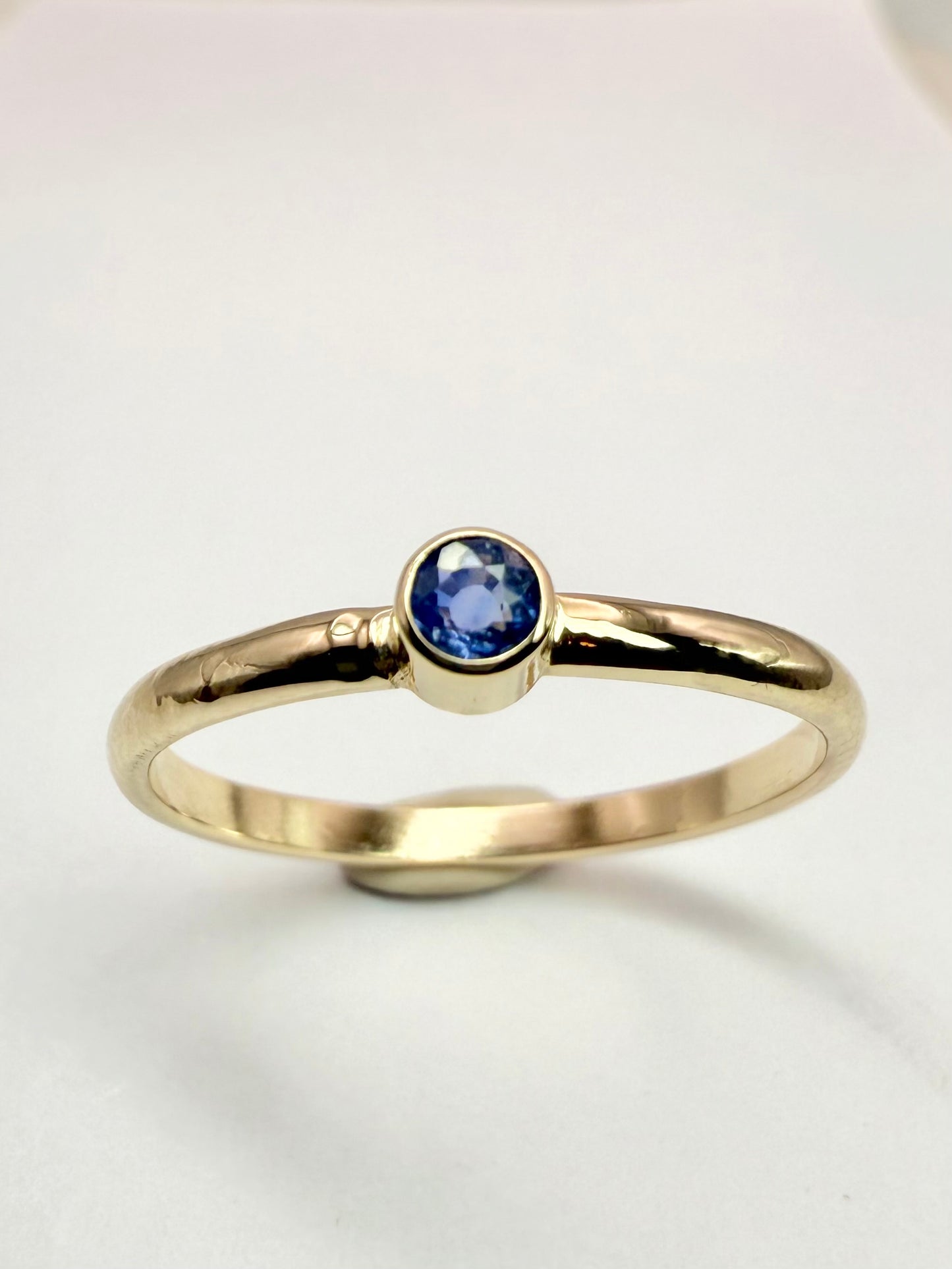 9ct yellow gold sapphire ring - size UK Q1/2