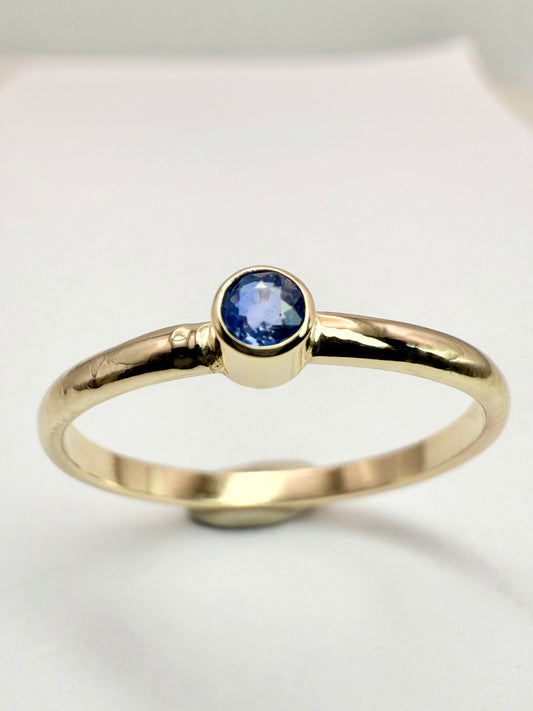 9ct yellow gold sapphire ring - size UK Q1/2