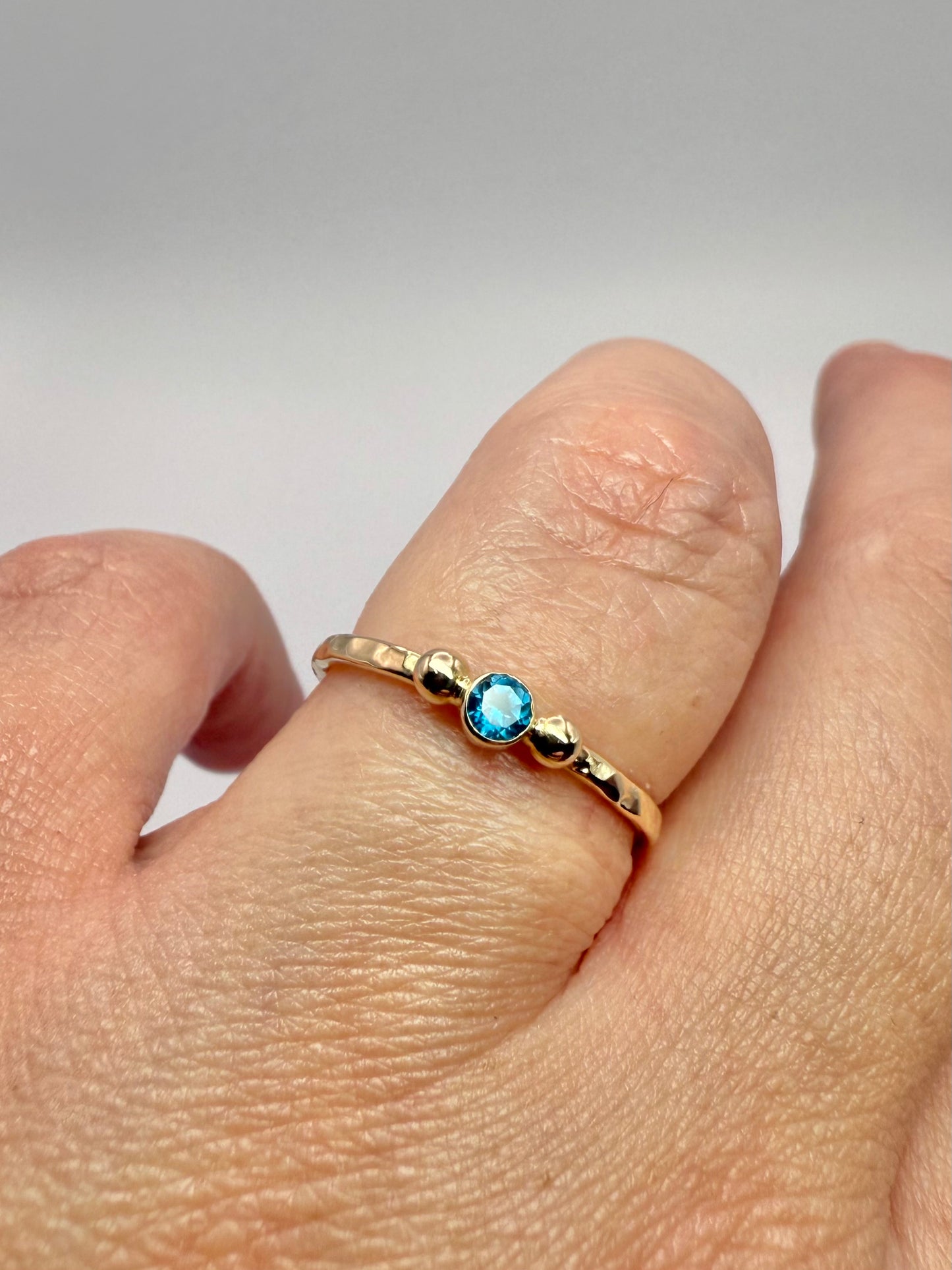 9ct yellow gold & London blue topaz ring - UK size P