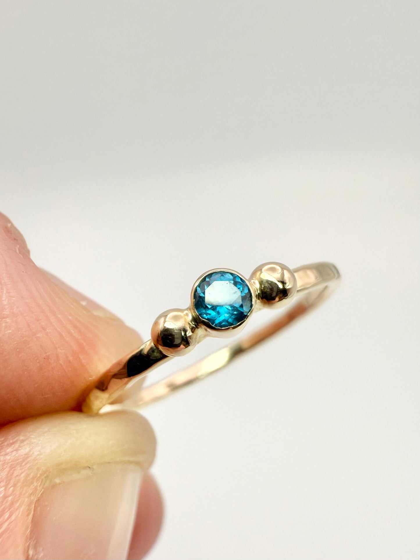 9ct yellow gold & London blue topaz ring - UK size P